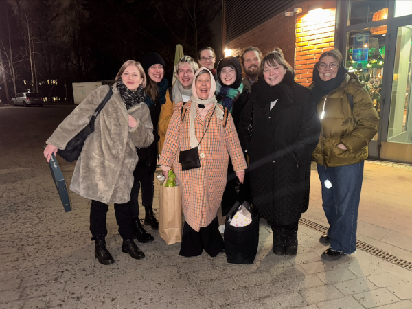 Kuva Marja Rastaasta alumnien kanssa