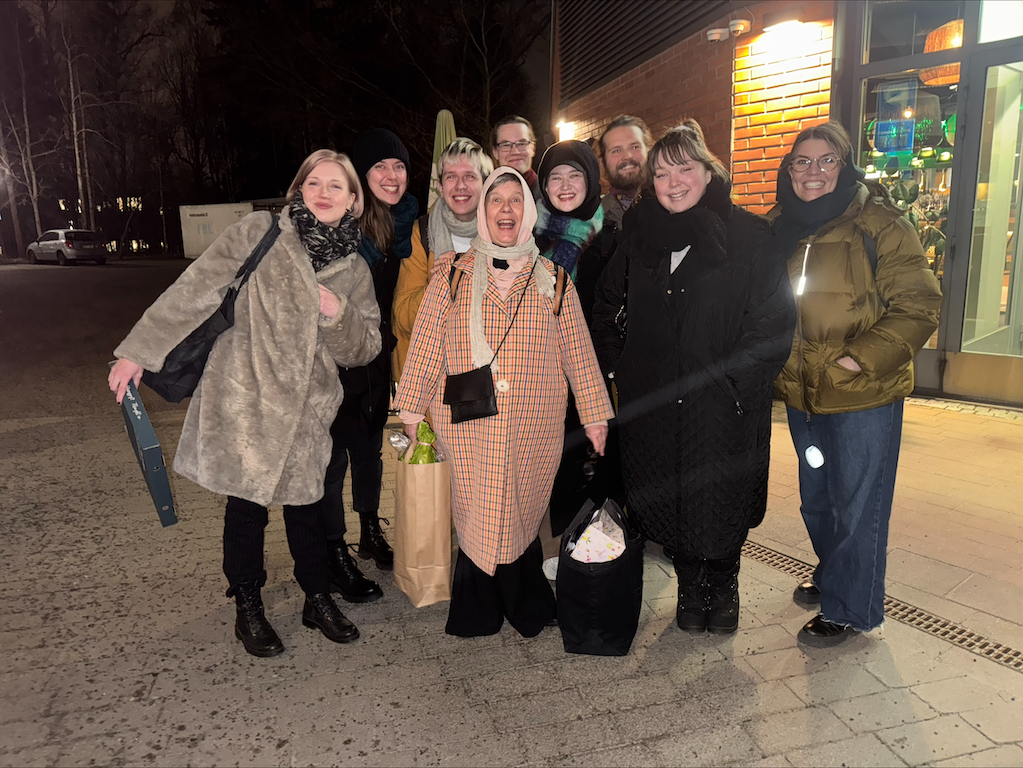 Kuva Marja Rastaasta alumnien kanssa